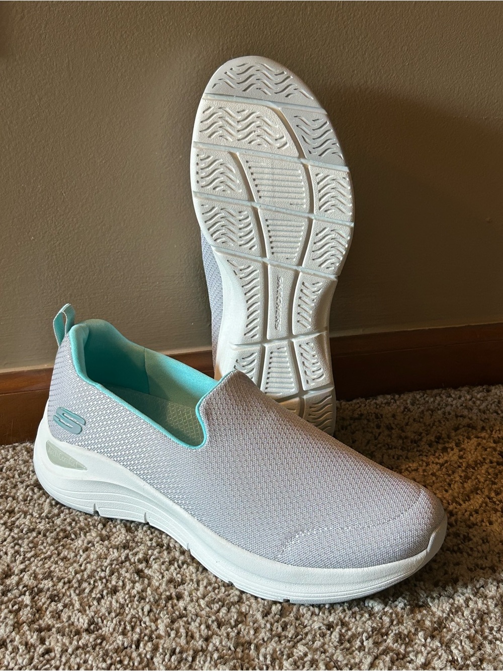 Skechers Arch Fit Women’s Gray Slip-On Walking Shoes size 8.5